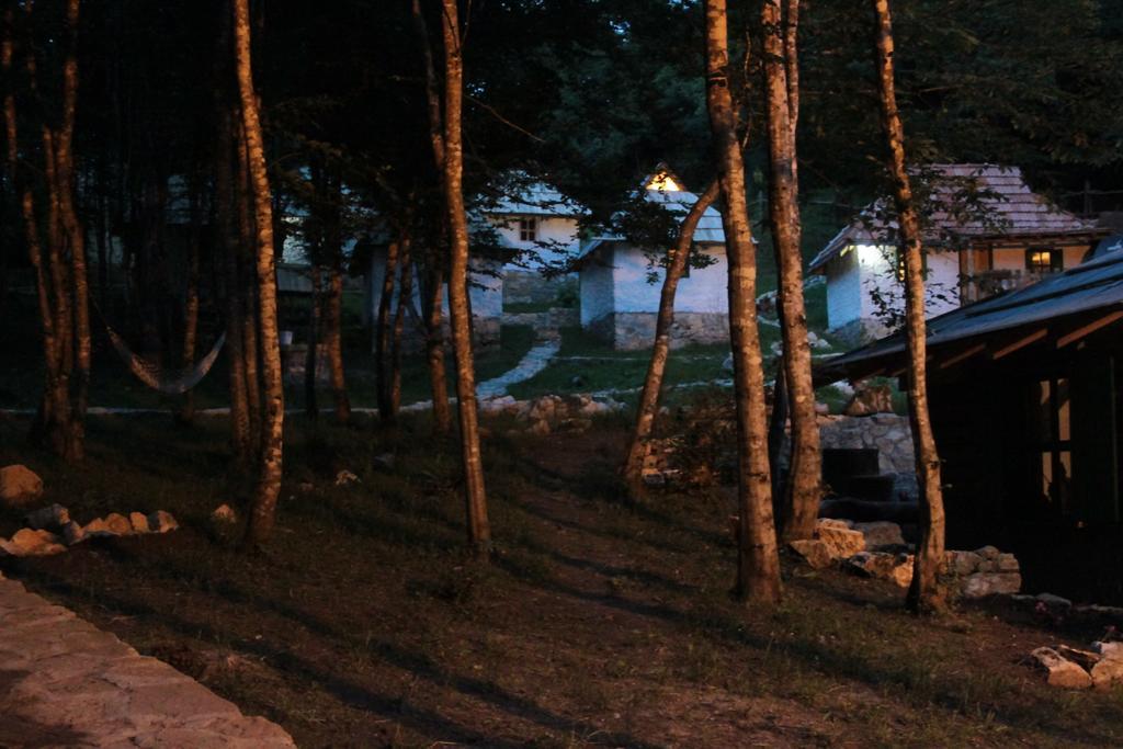 Готель Camp Divlja Rijeka Hum Екстер'єр фото