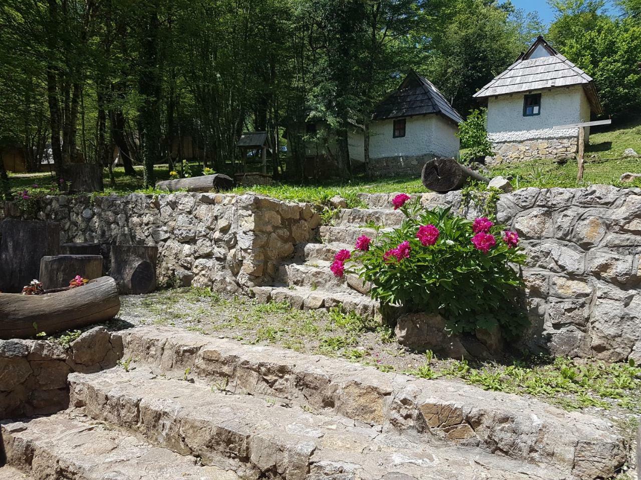 Готель Camp Divlja Rijeka Hum Екстер'єр фото